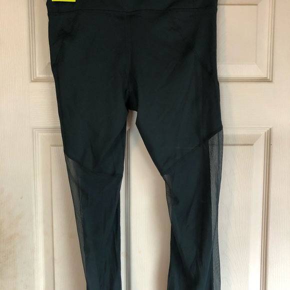 Nike Crops - Picture 2 of 3